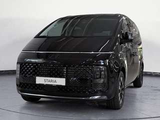 Schräge Frontansicht auf einen Hyundai Staria , freigestellt