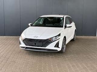 Schräge Frontansicht auf einen Hyundai i20 , freigestellt