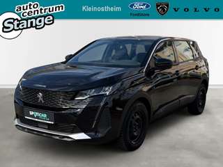 Schräge Frontansicht auf einen Peugeot 5008 , freigestellt