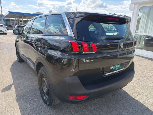 Fahrzeugbild eines Peugeot 5008