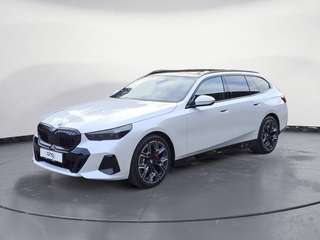 Schräge Frontansicht auf einen BMW 5er-Reihe , freigestellt