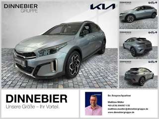 Schräge Frontansicht auf einen Kia XCeed , freigestellt