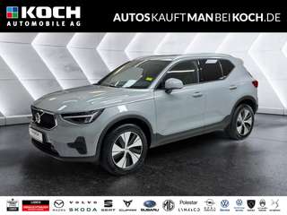 Schräge Frontansicht auf einen Volvo XC40 , freigestellt