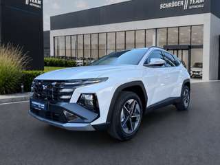 Schräge Frontansicht auf einen Hyundai Tucson , freigestellt