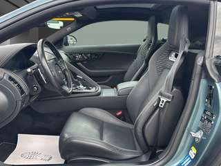 Schräge Frontansicht auf einen Jaguar F-Type , freigestellt