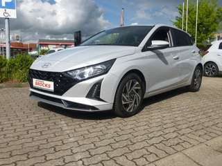 Schräge Frontansicht auf einen Hyundai i20 , freigestellt