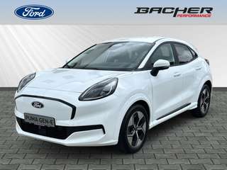 Schräge Frontansicht auf einen Ford Puma , freigestellt