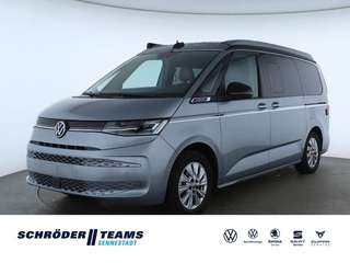 Schräge Frontansicht auf einen Volkswagen California , freigestellt