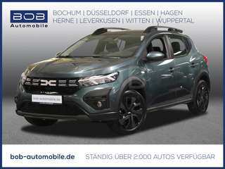 Schräge Frontansicht auf einen Dacia Sandero , freigestellt