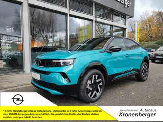 Schräge Frontansicht auf einen Opel Mokka , freigestellt