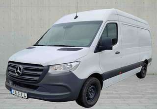 Schräge Frontansicht auf einen Mercedes-Benz Sprinter , freigestellt