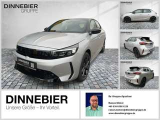 Schräge Frontansicht auf einen Opel Corsa , freigestellt