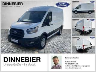 Schräge Frontansicht auf einen Ford Transit , freigestellt