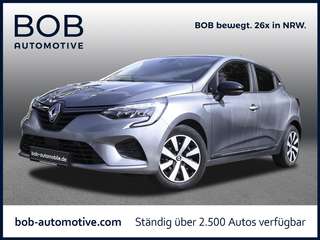 Schräge Frontansicht auf einen Renault Clio , freigestellt