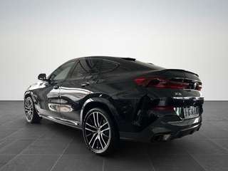 Schräge Frontansicht auf einen BMW X6 , freigestellt