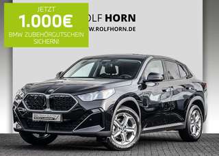 Schräge Frontansicht auf einen BMW X2 , freigestellt