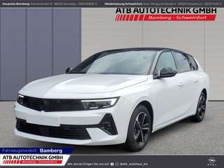 Schräge Frontansicht auf einen Opel Astra , freigestellt