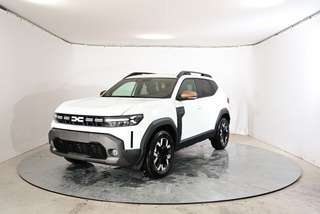 Schräge Frontansicht auf einen Dacia Duster , freigestellt