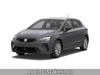 Schräge Frontansicht auf einen SEAT Ibiza , freigestellt