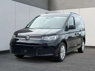 Schräge Frontansicht auf einen Volkswagen Caddy , freigestellt