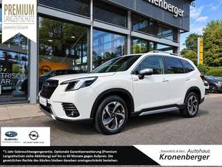 Schräge Frontansicht auf einen Subaru Forester , freigestellt