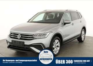 Schräge Frontansicht auf einen Volkswagen Tiguan Allspace , freigestellt
