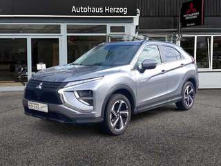 Schräge Frontansicht auf einen Mitsubishi Eclipse Cross , freigestellt