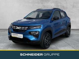 Schräge Frontansicht auf einen Dacia Spring , freigestellt