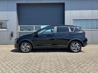 Schräge Frontansicht auf einen Hyundai Bayon , freigestellt