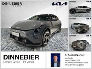 Schräge Frontansicht auf einen Kia EV4 , freigestellt