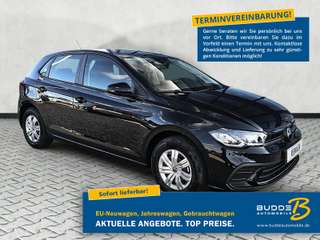 Schräge Frontansicht auf einen Volkswagen Polo , freigestellt