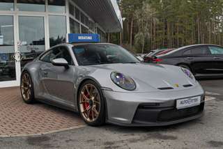 Schräge Frontansicht auf einen Porsche 911 , freigestellt