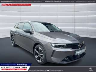 Schräge Frontansicht auf einen Opel Astra , freigestellt