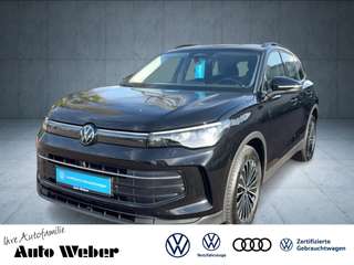 Schräge Frontansicht auf einen Volkswagen Tiguan , freigestellt