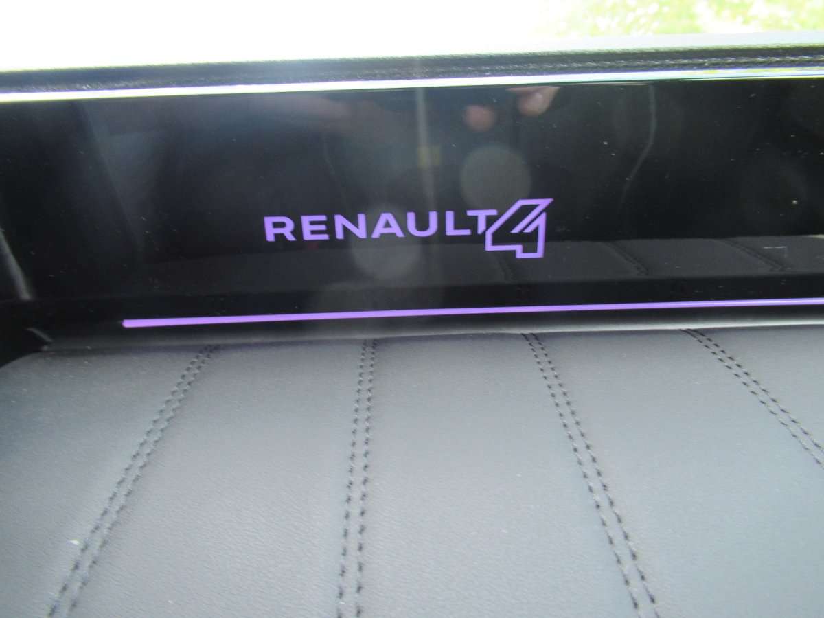 Fahrzeugbild eines Renault 4 E-TECH