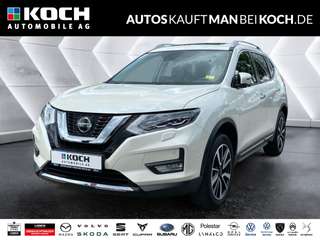 Schräge Frontansicht auf einen Nissan X-TRAIL , freigestellt