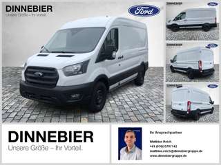 Schräge Frontansicht auf einen Ford Transit , freigestellt