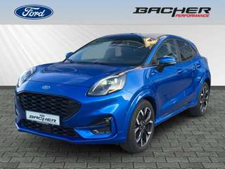 Schräge Frontansicht auf einen Ford Puma , freigestellt