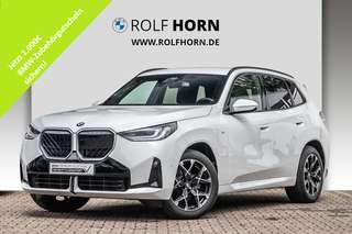 Schräge Frontansicht auf einen BMW X3 , freigestellt