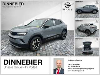 Schräge Frontansicht auf einen Opel Mokka , freigestellt