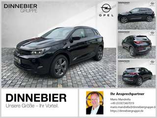 Schräge Frontansicht auf einen Opel Grandland X , freigestellt