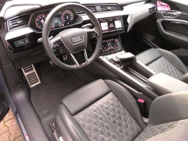 Fahrzeugbild eines Audi Q8 e-tron