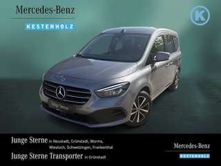 Schräge Frontansicht auf einen Mercedes-Benz T-Klasse , freigestellt