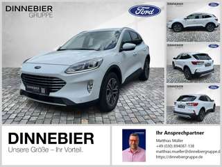Schräge Frontansicht auf einen Ford Kuga , freigestellt