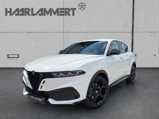 Schräge Frontansicht auf einen Alfa Romeo Tonale , freigestellt
