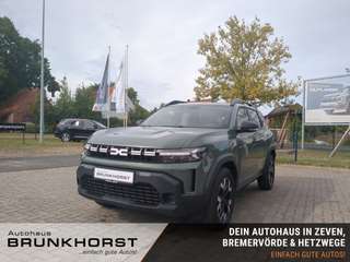 Schräge Frontansicht auf einen Dacia Duster , freigestellt