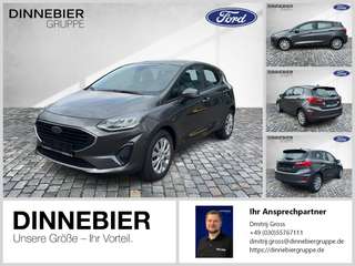 Schräge Frontansicht auf einen Ford Fiesta , freigestellt