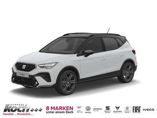 Schräge Frontansicht auf einen SEAT Arona , freigestellt