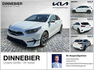 Schräge Frontansicht auf einen Kia cee'd , freigestellt