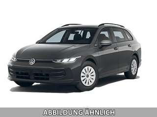 Schräge Frontansicht auf einen Volkswagen Golf , freigestellt